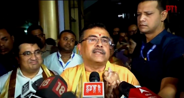 पत्रकारों से बात करते मुख्यमंत्री सुबेंदु अधिकारी पत्रकारों से बात करते मुख्यमंत्री सुबेंदु अधिकारी