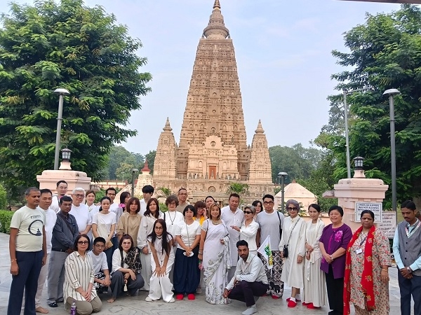 बिहार के महाबोधि मंदिर के दर्शन काे पहुंचे थाईलैंड के 28 सदस्यीय प्रतिनिधिमंडल बिहार के महाबोधि मंदिर के दर्शन काे पहुंचे थाईलैंड के 28 सदस्यीय प्रतिनिधिमंडल