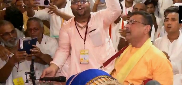 कीर्तन करते सी एम शुभेदु अधिकारी कीर्तन करते सी एम शुभेदु अधिकारी
