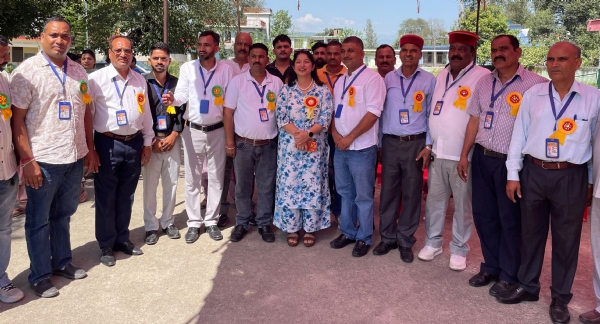 रक्तदाताओं के बीच पहुंची एसडीएम स्मृतिका नेगी। रक्तदाताओं के बीच पहुंची एसडीएम स्मृतिका नेगी।
