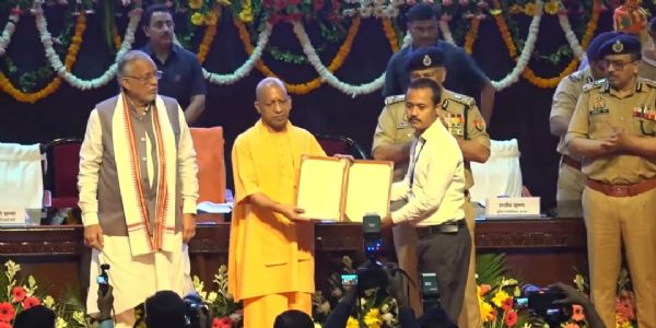 मुख्यमन्त्रिणा योगिना आदित्यनाथेन ९१२ चयनिताभ्यर्थिभ्यः नियुक्तिपत्राणि प्रदत्तानि