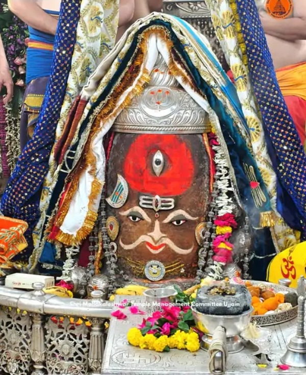भस्म आरती में त्रिशूल-त्रिपुंड और डमरू के साथ सजे बाबा महाकाल