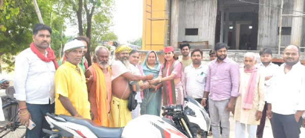 फोटो। लोगो से मिलती हुई डोन पायलेट रंजना पाल फोटो। लोगो से मिलती हुई डोन पायलेट रंजना पाल