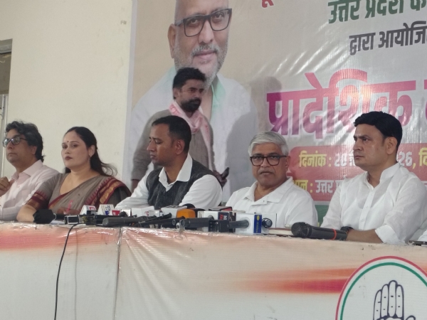 प्रेस वार्ता करते हैं राजेंद्र पाल गौतम प्रेस वार्ता करते हैं राजेंद्र पाल गौतम