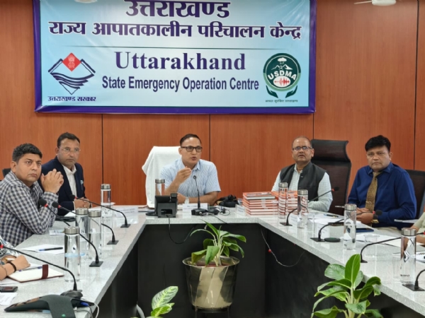 बैठक में अधिकारियों को निर्देश देते मधूप व्यास। बैठक में अधिकारियों को निर्देश देते मधूप व्यास।