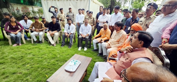 बिहार के सोशल मीडिया इन्फ्लुएंसर दल से संवाद करते हुए मुख्यमंत्री डॉ. मोहन यादव