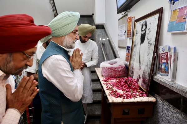 द्वारका के गुरुद्वारा श्री गुरु सिंह सभा मेंअपने दादा सरदार तेजा सिंह समुंदरी की शहादत की 100वीं बरसी उनको नमन करते हुए द्वारका के गुरुद्वारा श्री गुरु सिंह सभा मेंअपने दादा सरदार तेजा सिंह समुंदरी की शहादत की 100वीं बरसी उनको नमन करते हुए