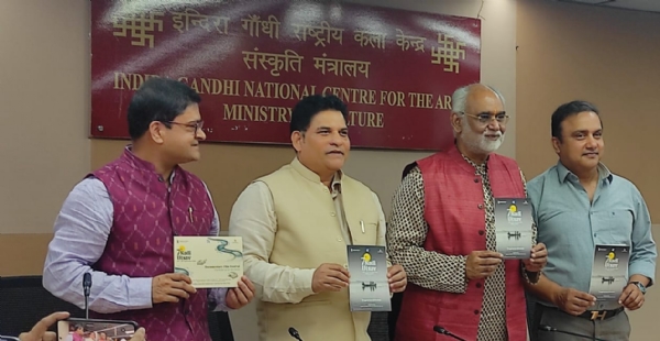 आईजीएनसीए के सदस्य सचिव डॉ सच्चिदानंद जोशी के साथ अन्य लोग मौजूद।