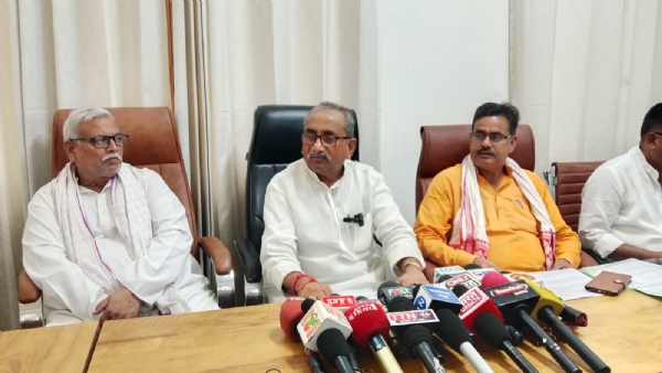 पत्रकार वार्ता करते पत्रकार वार्ता करते