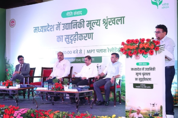 नीति संवाद कार्यक्रम को संबोधित करते हुए मुख्य कार्यपालन अधिकारी स्वरौचिष सोमवंशी