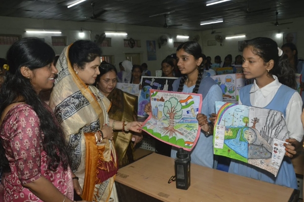 पुरस्कार वितरण समारोह में शामिल हुईं राज्यमंत्री कृष्णा गौर पुरस्कार वितरण समारोह में शामिल हुईं राज्यमंत्री कृष्णा गौर