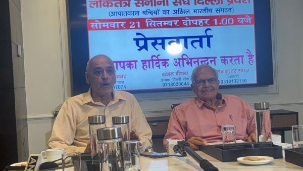 नई दिल्ली में सोमवार को पत्रकार वार्ता के दौरान 11 अक्टूबर को प्रस्तावित पैदल मार्च की जानकारी देते लोकतंत्र सेनानी संघ के राष्ट्रीय उपाध्यक्ष ओ.पी. बब्बर, दिल्ली प्रदेश अध्यक्ष राजन कुमार ढींगरा और प्रदेश महामंत्री राज कुमार सपड़ा। (फोटो : हि.स.)