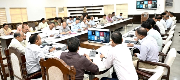 बैठक लेते डीएम बैठक लेते डीएम