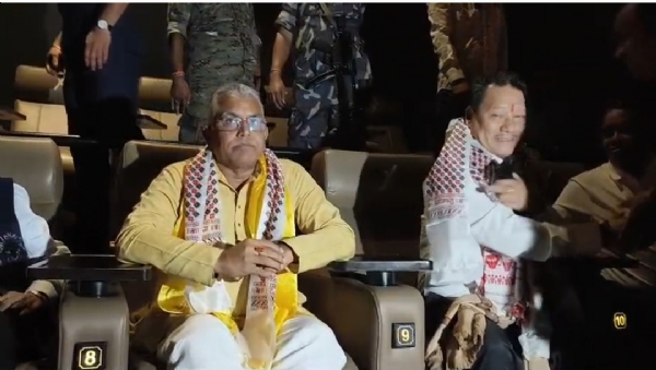 दिलीप घोष सिनेमा हॉल में विमल गुरुंग के साथ