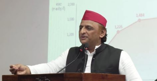 सपा अध्यक्ष अखिलेश यादव पत्रकारों से बात करते हुए। सपा अध्यक्ष अखिलेश यादव पत्रकारों से बात करते हुए।
