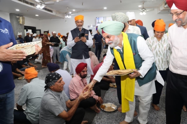गुरुद्वारा श्री गुरु सिंह सभा में सेवा और लंगर में संगत की सेवा करते दिल्ली के उपराज्यपाल तरनजीत सिंह संधू गुरुद्वारा श्री गुरु सिंह सभा में सेवा और लंगर में संगत की सेवा करते दिल्ली के उपराज्यपाल तरनजीत सिंह संधू