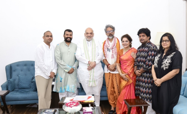 केंद्रीय गृह मंत्री अमित शाह से फिल्म हनुमान अंश की टीम मुलाकात करते हुए केंद्रीय गृह मंत्री अमित शाह से फिल्म हनुमान अंश की टीम मुलाकात करते हुए