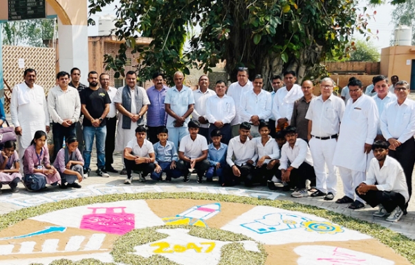 सोनीपत: मुंडलाना खंड के गांव बुटाना राजकीय         कन्या वरिष्ठ माध्यमिक विद्यालय में कार्यक्रम करते हुए।