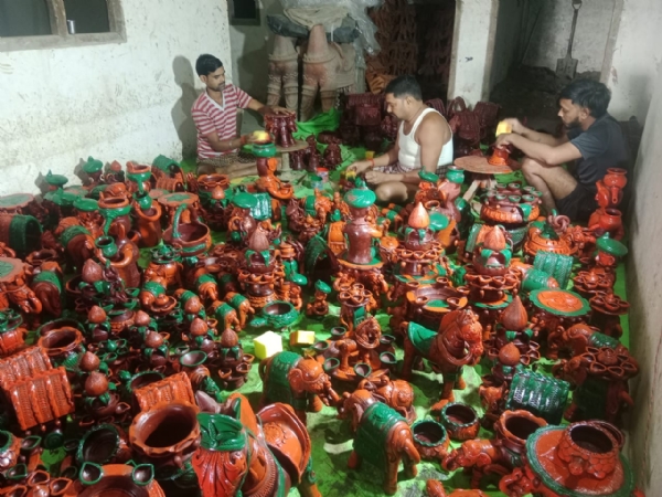 ग्रेटर नोएडा में आयोजित होने वाले उत्तर प्रदेश इंटरनेशनल ट्रेड शो में प्रदर्शित किए जाने वाले गोरखपुर के आकर्षक टेराकोटा उत्पाद। ग्रेटर नोएडा में आयोजित होने वाले उत्तर प्रदेश इंटरनेशनल ट्रेड शो में प्रदर्शित किए जाने वाले गोरखपुर के आकर्षक टेराकोटा उत्पाद।