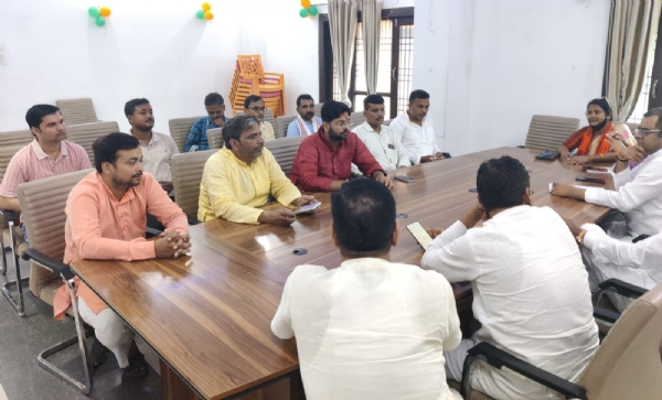 कार्यक्रम की तैयारियों को लेकर बैठक करते भाजपा पदाधिकारी कार्यक्रम की तैयारियों को लेकर बैठक करते भाजपा पदाधिकारी
