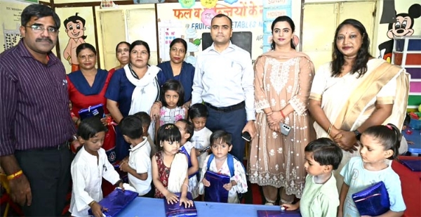 बच्चों के बीच जन्मदिन मनाती श्रीमती प्रज्ञा दीक्षित बच्चों के बीच जन्मदिन मनाती श्रीमती प्रज्ञा दीक्षित