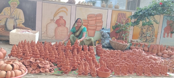 ग्रेटर नोएडा में आयोजित होने वाले उत्तर प्रदेश इंटरनेशनल ट्रेड शो में प्रदर्शित किए जाने वाले गोरखपुर के आकर्षक टेराकोटा उत्पाद। ग्रेटर नोएडा में आयोजित होने वाले उत्तर प्रदेश इंटरनेशनल ट्रेड शो में प्रदर्शित किए जाने वाले गोरखपुर के आकर्षक टेराकोटा उत्पाद।