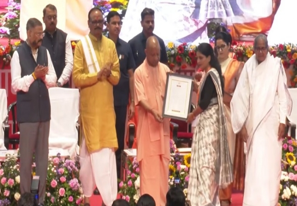 नियुक्ति पत्र वितरित करते मुख्यमंत्री योगी नियुक्ति पत्र वितरित करते मुख्यमंत्री योगी