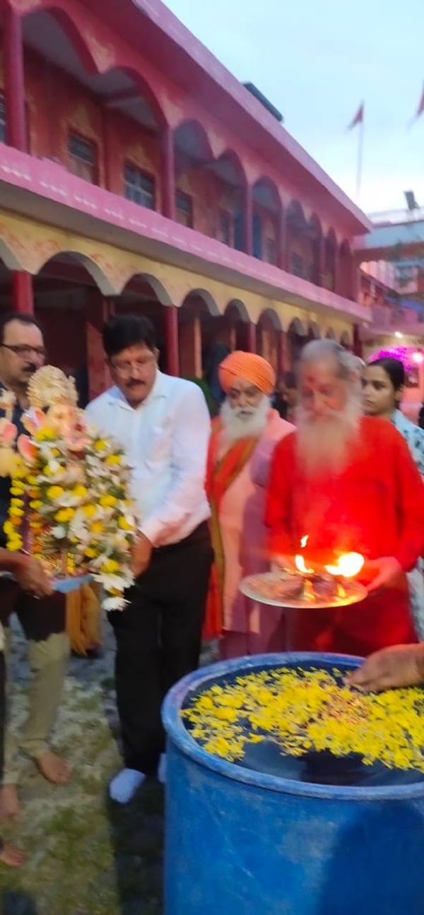 गंगा को प्रदूषणमुक्त बनाने को अनूठी पहल, ड्रम में  गणेश प्रतिमा विसर्जन करने का छाया चित्र