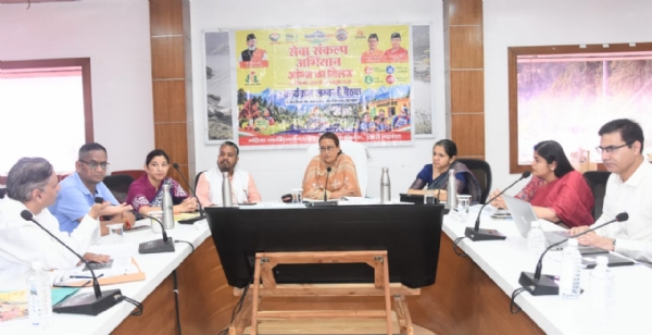 फोटो-22एंटीएच02 नई टिहरी कलक्ट्रेट में बैठक लेती कैबिनेट मंत्री रेखा आर्य। फोटो-22एंटीएच02 नई टिहरी कलक्ट्रेट में बैठक लेती कैबिनेट मंत्री रेखा आर्य।