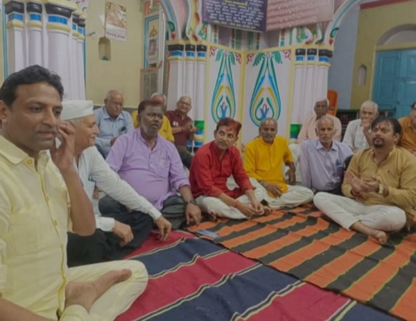 बैठक में रणनीति बनाते समाज के लोग बैठक में रणनीति बनाते समाज के लोग