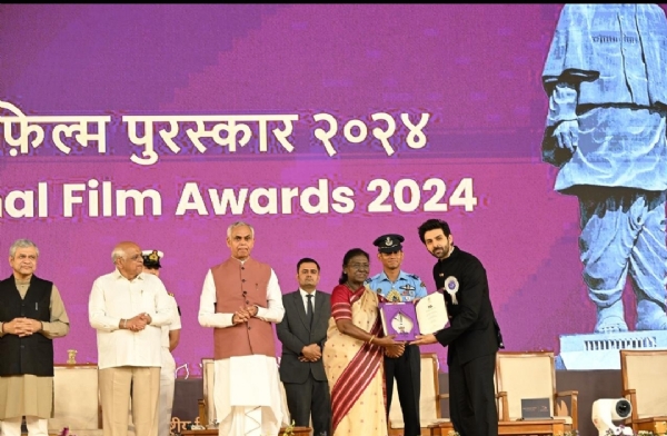 सम्मान प्राप्त करते हुए अभिनेता कार्तिक आर्यन