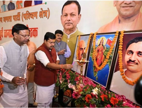 बैठक में दीप प्रज्ज्वलित करते भाजपा अध्यक्ष नितिन नवीन