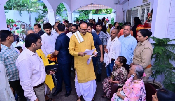 जनता की समस्या सुनते उप-मुख्यमंत्री बृजेश पाठक जनता की समस्या सुनते उप-मुख्यमंत्री बृजेश पाठक