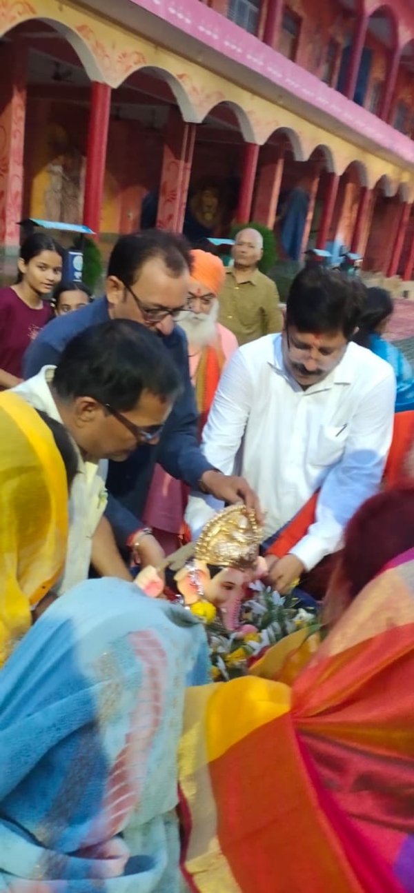 ड्रम में गणेश प्रतिमा का विसर्जन का छाया चित्र