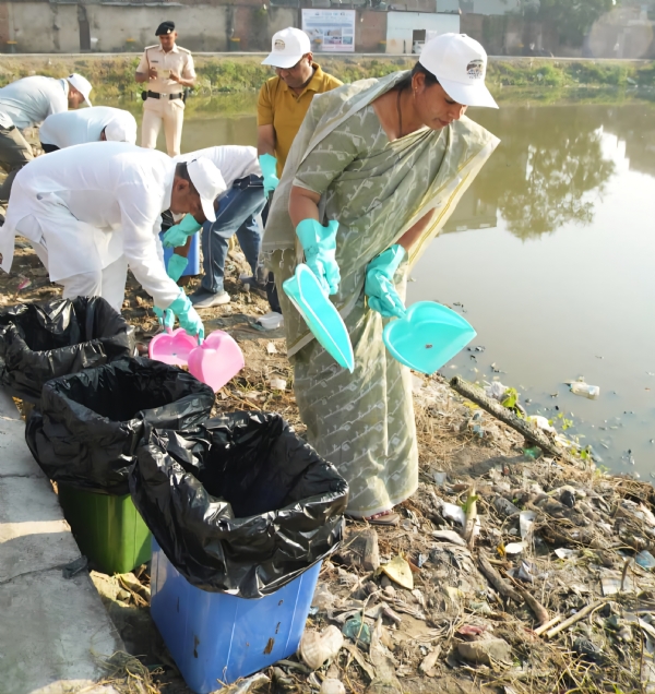छपरा में स्वच्छता ही सेवा अभियान के तहत शिल्पी पोखरा में जनप्रतिनिधियों और नगर निगम की टीम ने किया श्रमदान छपरा में स्वच्छता ही सेवा अभियान के तहत शिल्पी पोखरा में जनप्रतिनिधियों और नगर निगम की टीम ने किया श्रमदान