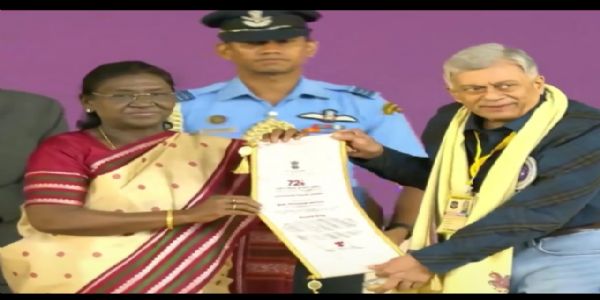 भारतीयचलच्चित्रे उत्कृष्टयोगदानाय अभिनेता अनन्तनागाय दादासाहेबफाल्केपुरस्कारः