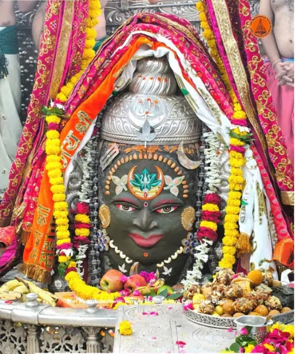 रजत चंद्र-त्रिशूल से राजा स्वरूप शृंगार रजत चंद्र-त्रिशूल से राजा स्वरूप शृंगार