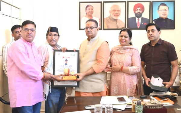 डॉ. डी.आर. पुरोहित को ‘राज्य वाद्ययंत्र सम्मान’ से सम्मानित करते जोशी।