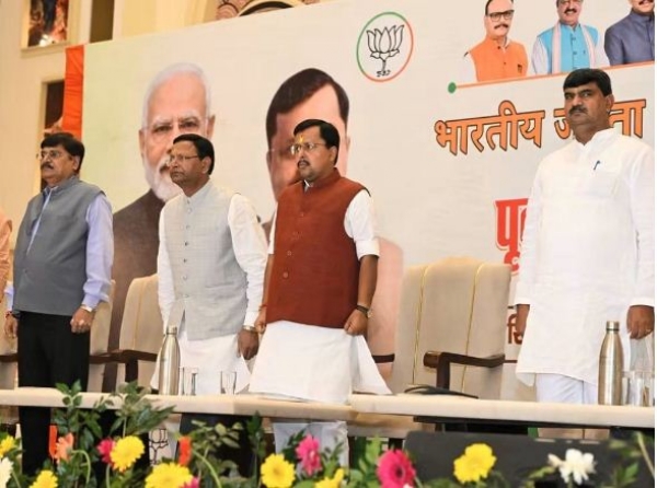 मंच पर भाजपा अध्यक्ष नितिन नवीन,प्रदेश अध्यक्ष पंकज चौधरी व धर्मपाल सिंह