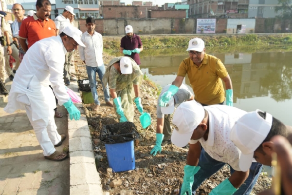 छपरा में स्वच्छता ही सेवा अभियान के तहत शिल्पी पोखरा में जनप्रतिनिधियों और नगर निगम की टीम ने किया श्रमदान छपरा में स्वच्छता ही सेवा अभियान के तहत शिल्पी पोखरा में जनप्रतिनिधियों और नगर निगम की टीम ने किया श्रमदान
