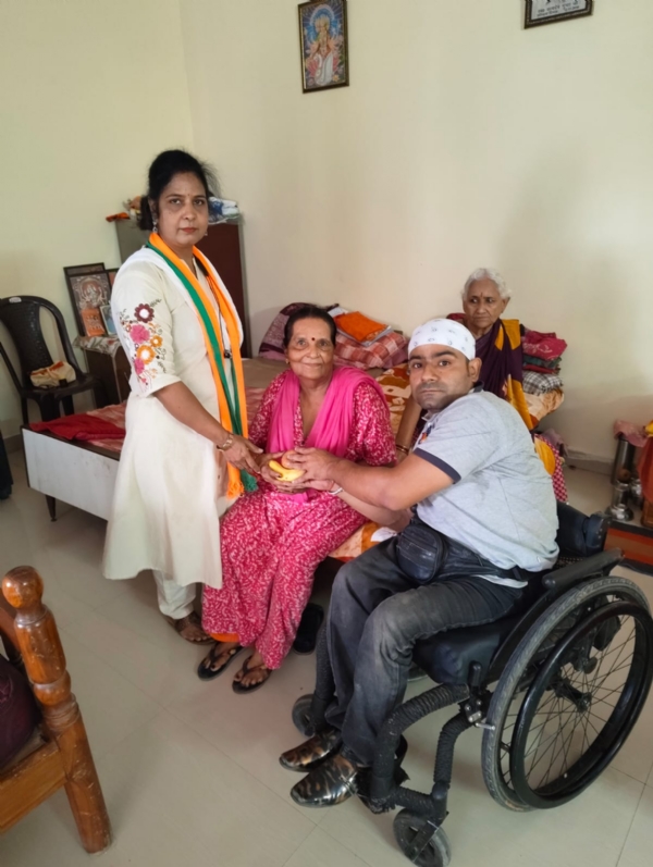 फल वितरित करते हुए राजा मल्होत्रा का छाया चित्र फल वितरित करते हुए राजा मल्होत्रा का छाया चित्र