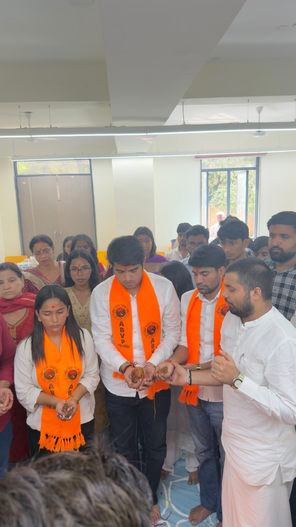 डूसू के नवनिर्वाचित अध्यक्ष यश डबास के साथ अन्य लोग मौजूद। डूसू के नवनिर्वाचित अध्यक्ष यश डबास के साथ अन्य लोग मौजूद।