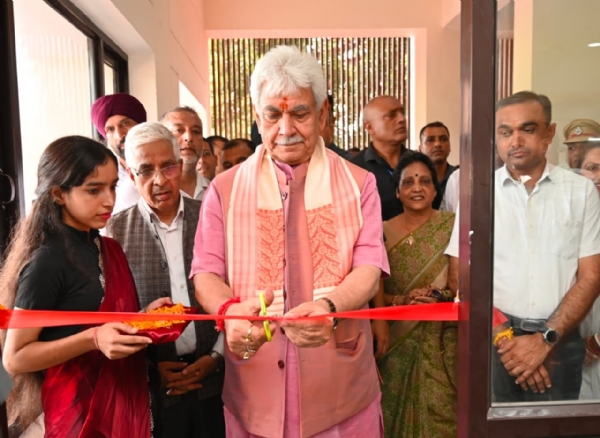 उपराज्यपाल मनोज सिन्हा ने आज जम्मू विश्वविद्यालय में कई नई सुविधाओं का उद्घाटन किया। उपराज्यपाल मनोज सिन्हा ने आज जम्मू विश्वविद्यालय में कई नई सुविधाओं का उद्घाटन किया।