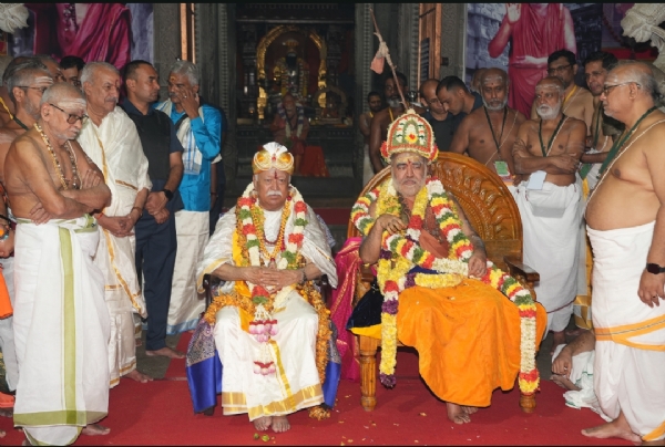 ओरिक्कै में चातुर्मास्य कर रहे कांची आचार्यों से संग आरएसएस प्रमुख मोहन भागवत। ओरिक्कै में चातुर्मास्य कर रहे कांची आचार्यों से संग आरएसएस प्रमुख मोहन भागवत।