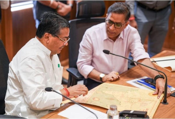 बैठक करते पर्यटन मंत्री जयवीर सिंह बैठक करते पर्यटन मंत्री जयवीर सिंह