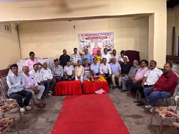 बीजेपी के संस्थापक सदस्य आर के सिन्हा बाबू जी का जन्म दिन मनाते हुए कायस्थ महासभा के लोग बीजेपी के संस्थापक सदस्य आर के सिन्हा बाबू जी का जन्म दिन मनाते हुए कायस्थ महासभा के लोग