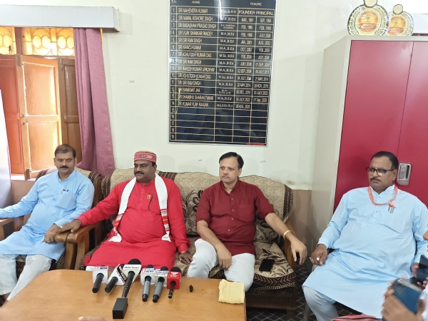 कार्यक्रम की जानकारी देते विद्या भारती के अधिकारी
