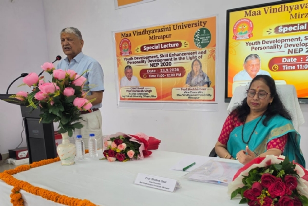 कार्यक्रम को सम्बोधित करते मुख्य वक्ता पूर्व कुलपति प्रो. हरिकेश सिंह।