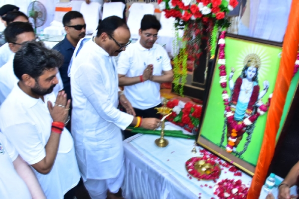 भगवान धन्वंतरि के चित्र पर पुष्पांजलि करते उपमुख्यमंत्री बृजेश पाठक भगवान धन्वंतरि के चित्र पर पुष्पांजलि करते उपमुख्यमंत्री बृजेश पाठक