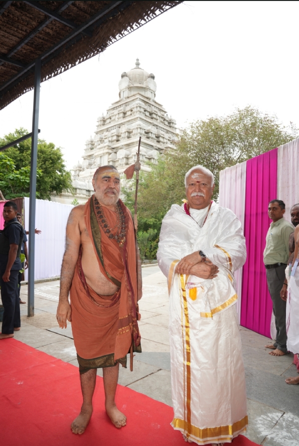 ओरिक्कै में चातुर्मास्य कर रहे कांची आचार्यों से संग आरएसएस प्रमुख मोहन भागवत। ओरिक्कै में चातुर्मास्य कर रहे कांची आचार्यों से संग आरएसएस प्रमुख मोहन भागवत।